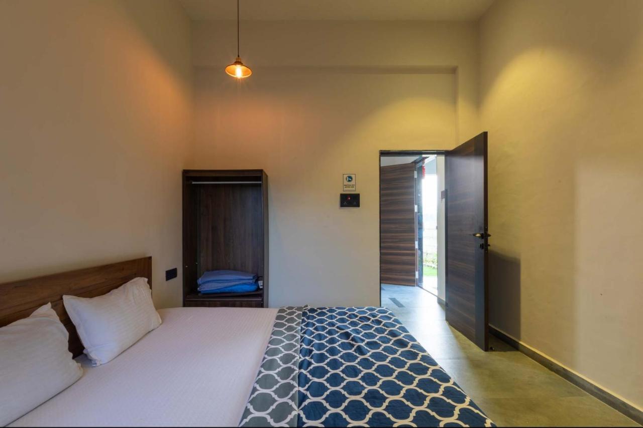 Two Villa By Stayvista With Infinity Pool, Farm & Mountain Views, Modern Interiors Karjat Kültér fotó